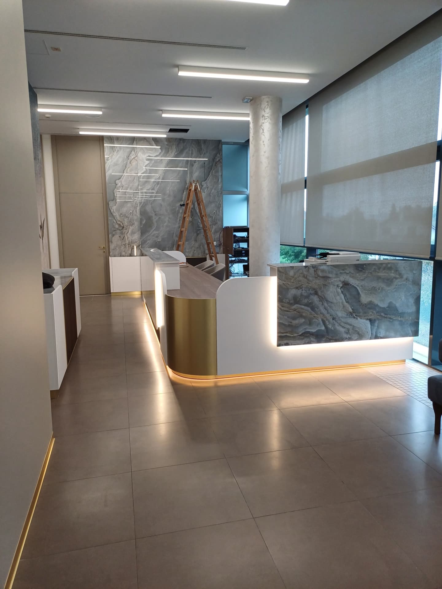 Sprejemna recepcija z LED osvetlitvijo in zlatimi detajli
